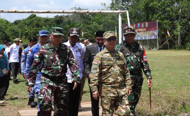 Foto : Acara pembukaan TNI Manunggal Membangun Desa (TMMD) Reguler Perbatasan ke-126 yang diselenggarakan oleh Kodim 1208/Sambas di Desa Ratu Sepudak, Kec. Galing, Kabupaten Sambas, Kalimantan Barat