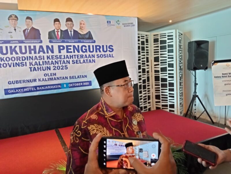 Foto : Pengukuhan Pengurus LKKS Provinsi Kalimantan Selatan Tahun 2025-2030 Oleh Gubernur Kalimantan Selatan, diwakili HM Muslim SPd MKes selaku Plt. Asisten I Bidang Pemerintahan dan Kesejahteraan Rakyat Pemprov Kalimantan Selatan