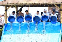 Foto : Wakil Presiden Republik Indonesia Gibran Rakabuming Raka menebar 80.000 ekor bibit ikan nila di Kampung Cibangkok dan Kampung Cibaregbeg Desa Bantar Panjang, Kecamatan Tigaraksa