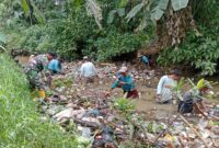 Foto : Babinsa Koramil 1002-04/Labuan Amas Selatan Sertu Slamet Riyadi bersama warga masyarakat Desa Tabudarat Hilir, melaksanakan kegiatan gotong royong pembersihan sungai