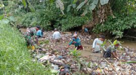 Foto : Babinsa Koramil 1002-04/Labuan Amas Selatan Sertu Slamet Riyadi bersama warga masyarakat Desa Tabudarat Hilir, melaksanakan kegiatan gotong royong pembersihan sungai