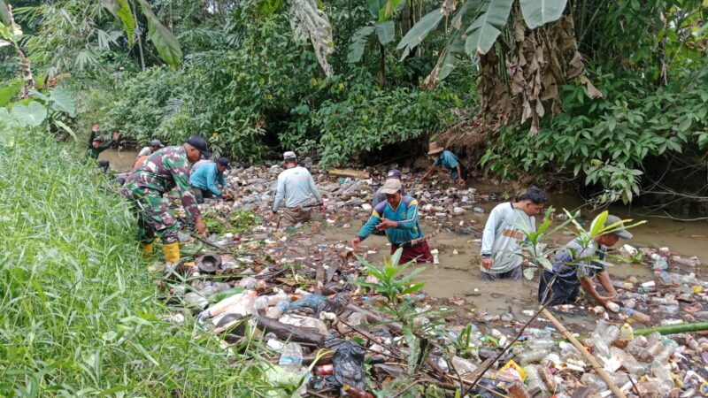 Foto : Babinsa Koramil 1002-04/Labuan Amas Selatan Sertu Slamet Riyadi bersama warga masyarakat Desa Tabudarat Hilir, melaksanakan kegiatan gotong royong pembersihan sungai
