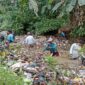 Foto : Babinsa Koramil 1002-04/Labuan Amas Selatan Sertu Slamet Riyadi bersama warga masyarakat Desa Tabudarat Hilir, melaksanakan kegiatan gotong royong pembersihan sungai
