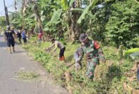 Foto : Kegiatan gotong royong pembersihan parit yang menghubungkan rumah warga menuju area persawahan bersama warga Desa Banua Budi RT.003 RW.001