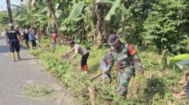 Foto : Kegiatan gotong royong pembersihan parit yang menghubungkan rumah warga menuju area persawahan bersama warga Desa Banua Budi RT.003 RW.001
