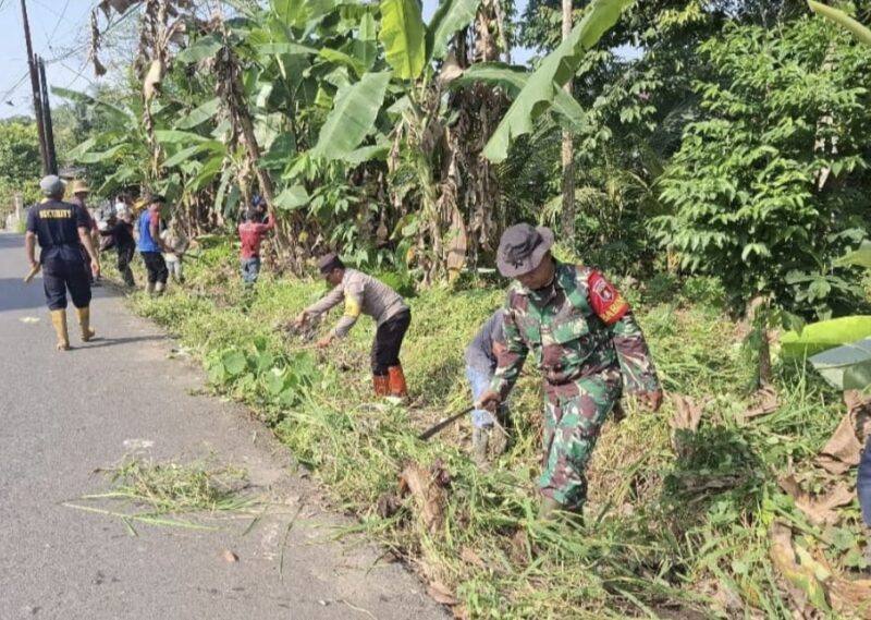 Foto : Kegiatan gotong royong pembersihan parit yang menghubungkan rumah warga menuju area persawahan bersama warga Desa Banua Budi RT.003 RW.001