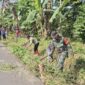Foto : Kegiatan gotong royong pembersihan parit yang menghubungkan rumah warga menuju area persawahan bersama warga Desa Banua Budi RT.003 RW.001