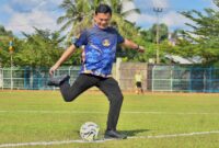 Foto : Wakil Bupati Sintang Florensius Ronny, A. Md, menendang bola tanda dibukanya Liga ASN Kabupaten Sintang 2025.