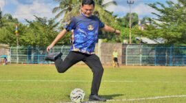 Foto : Wakil Bupati Sintang Florensius Ronny, A. Md, menendang bola tanda dibukanya Liga ASN Kabupaten Sintang 2025.