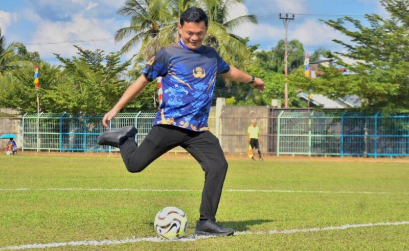 Foto : Wakil Bupati Sintang Florensius Ronny, A. Md, menendang bola tanda dibukanya Liga ASN Kabupaten Sintang 2025.