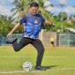 Foto : Wakil Bupati Sintang Florensius Ronny, A. Md, menendang bola tanda dibukanya Liga ASN Kabupaten Sintang 2025.