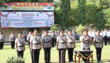 Foto : Upacara Sertijab dipimpin oleh Kapolres Banjarbaru dilingkungan Polres Banjarbaru di lapangan hijau