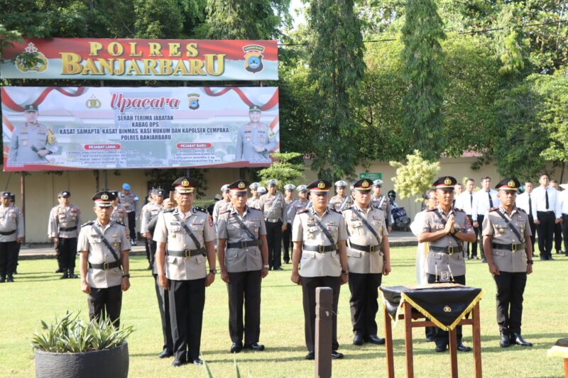 Foto : Upacara Sertijab dipimpin oleh Kapolres Banjarbaru dilingkungan Polres Banjarbaru di lapangan hijau