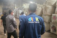 Foto : Pihak pemerintah kecamatan, Satpol-PP kebupaten Tangerang, DLHK melakukan pengecekan secara langsung ke PT. SLI Balaraja