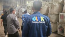 Foto : Pihak pemerintah kecamatan, Satpol-PP kebupaten Tangerang, DLHK melakukan pengecekan secara langsung ke PT. SLI Balaraja