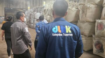Foto : Pihak pemerintah kecamatan, Satpol-PP kebupaten Tangerang, DLHK melakukan pengecekan secara langsung ke PT. SLI Balaraja