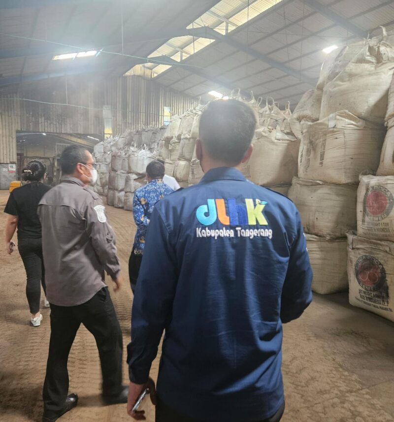Foto : Pihak pemerintah kecamatan, Satpol-PP kebupaten Tangerang, DLHK melakukan pengecekan secara langsung ke PT. SLI Balaraja