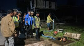 Foto : PAM Bandarmasih tindak lanjuti terkait keluhan air keruh dan juga air yang tidak mengalir pasca pembersihan pipa dia 630 mm yang ada di Jalan Gerilya