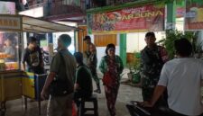 Foto : Babinsa Koramil 02/Sekayam, melaksanakan patroli malam di Jl Lintas Sekayam, Desa Balan Karangan, Kecamatan Sekayam, Kabupaten Sanggau