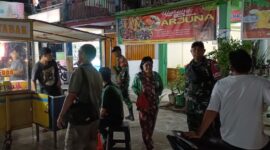 Foto : Babinsa Koramil 02/Sekayam, melaksanakan patroli malam di Jl Lintas Sekayam, Desa Balan Karangan, Kecamatan Sekayam, Kabupaten Sanggau