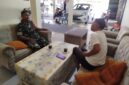 Foto : Babinsa 1202-03/Singkawang Tengah, Serda Suparman, melaksanakan kegiatan anjangsana ke rumah tokoh masyarakat di RT 004/002, Kelurahan Sungai Bulan, Kecamatan Singkawang Utara