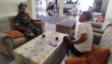 Foto : Babinsa 1202-03/Singkawang Tengah, Serda Suparman, melaksanakan kegiatan anjangsana ke rumah tokoh masyarakat di RT 004/002, Kelurahan Sungai Bulan, Kecamatan Singkawang Utara