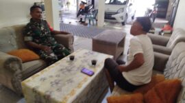 Foto : Babinsa 1202-03/Singkawang Tengah, Serda Suparman, melaksanakan kegiatan anjangsana ke rumah tokoh masyarakat di RT 004/002, Kelurahan Sungai Bulan, Kecamatan Singkawang Utara