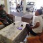 Foto : Babinsa 1202-03/Singkawang Tengah, Serda Suparman, melaksanakan kegiatan anjangsana ke rumah tokoh masyarakat di RT 004/002, Kelurahan Sungai Bulan, Kecamatan Singkawang Utara