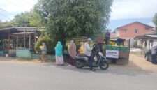 Foto : Kegiatan Gerakan Pangan Murah penjualan beras SPHP di Jalan Trisula, Kelurahan Sekip Lama, Kecamatan Singkawang Tengah, Kota Singkawang
