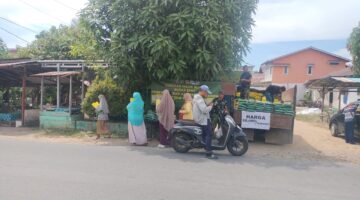 Foto : Kegiatan Gerakan Pangan Murah penjualan beras SPHP di Jalan Trisula, Kelurahan Sekip Lama, Kecamatan Singkawang Tengah, Kota Singkawang