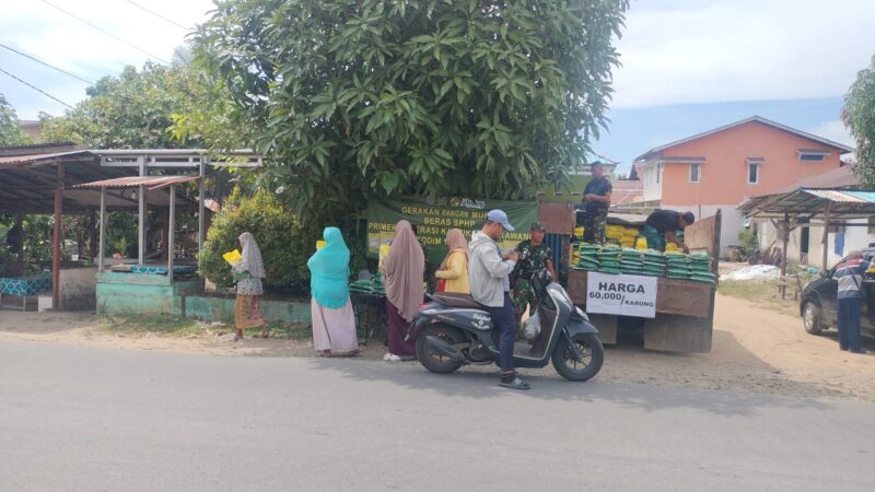 Foto : Kegiatan Gerakan Pangan Murah penjualan beras SPHP di Jalan Trisula, Kelurahan Sekip Lama, Kecamatan Singkawang Tengah, Kota Singkawang