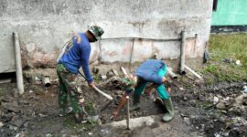 Foto : Satgas TMMD Reguler ke-126 Kodim 1208/Sambas melaksanakan kegiatan penggalian tanah untuk pembuatan septic tank