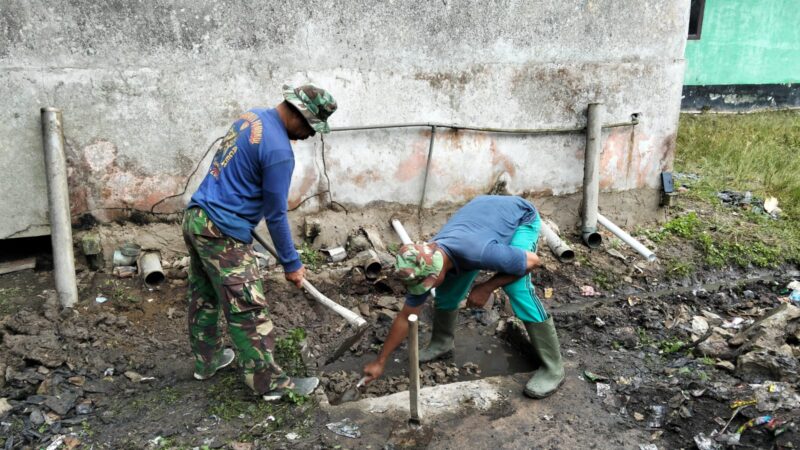 Foto : Satgas TMMD Reguler ke-126 Kodim 1208/Sambas melaksanakan kegiatan penggalian tanah untuk pembuatan septic tank