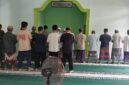 Foto : Satgas TMMD Reguler ke-126 Kodim 1208/Sambas melaksanakan salat Zuhur berjamaah bersama warga