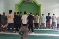 Foto : Satgas TMMD Reguler ke-126 Kodim 1208/Sambas melaksanakan salat Zuhur berjamaah bersama warga