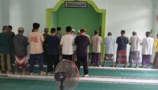 Foto : Satgas TMMD Reguler ke-126 Kodim 1208/Sambas melaksanakan salat Zuhur berjamaah bersama warga