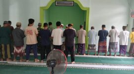 Foto : Satgas TMMD Reguler ke-126 Kodim 1208/Sambas melaksanakan salat Zuhur berjamaah bersama warga