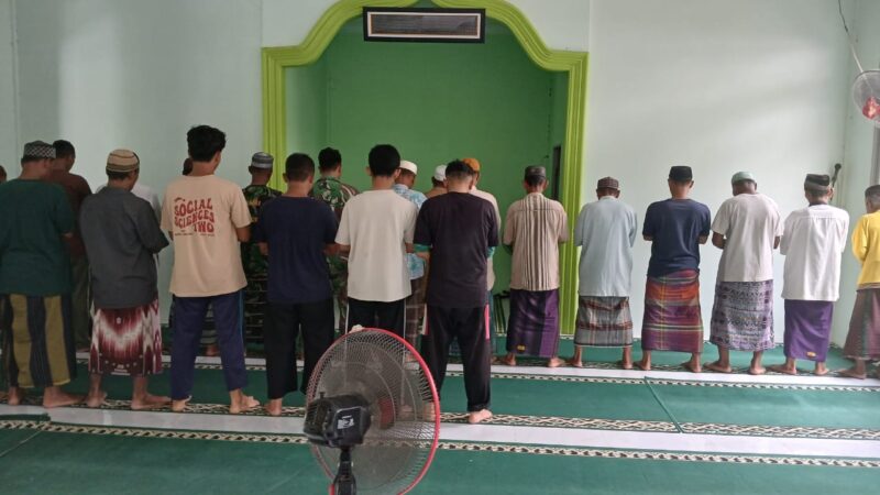 Foto : Satgas TMMD Reguler ke-126 Kodim 1208/Sambas melaksanakan salat Zuhur berjamaah bersama warga