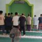 Foto : Satgas TMMD Reguler ke-126 Kodim 1208/Sambas melaksanakan salat Zuhur berjamaah bersama warga