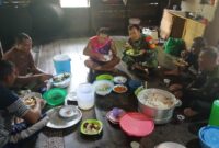 Foto : Satgas TMMD Reguler ke-126 Kodim 1208/Sambas melaksanakan kegiatan makan siang bersama warga di lokasi TMMD