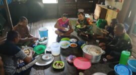 Foto : Satgas TMMD Reguler ke-126 Kodim 1208/Sambas melaksanakan kegiatan makan siang bersama warga di lokasi TMMD
