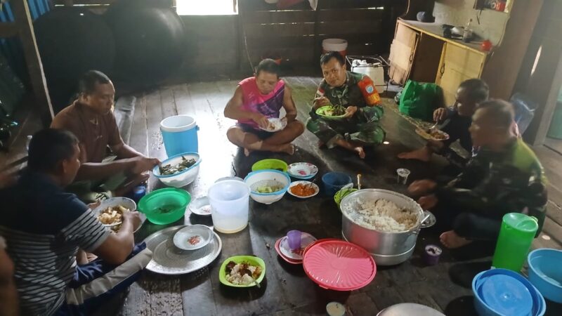 Foto : Satgas TMMD Reguler ke-126 Kodim 1208/Sambas melaksanakan kegiatan makan siang bersama warga di lokasi TMMD
