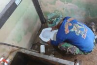 Foto : Satgas TMMD Reguler ke-126 Kodim 1208/Sambas melanjutkan pengerjaan fasilitas MCK di salah satu sekolah yang menjadi sasaran fisik program TMMD