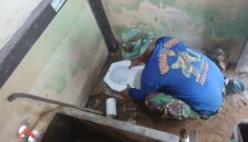 Foto : Satgas TMMD Reguler ke-126 Kodim 1208/Sambas melanjutkan pengerjaan fasilitas MCK di salah satu sekolah yang menjadi sasaran fisik program TMMD