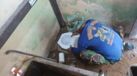Foto : Satgas TMMD Reguler ke-126 Kodim 1208/Sambas melanjutkan pengerjaan fasilitas MCK di salah satu sekolah yang menjadi sasaran fisik program TMMD