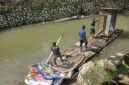 Foto : Kegiatan penertiban jamban apung yang berada di aliran Sungai Barabai