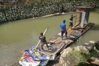 Foto : Kegiatan penertiban jamban apung yang berada di aliran Sungai Barabai