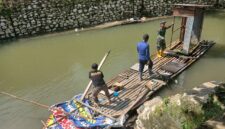 Foto : Kegiatan penertiban jamban apung yang berada di aliran Sungai Barabai
