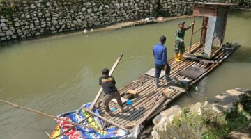 Foto : Kegiatan penertiban jamban apung yang berada di aliran Sungai Barabai