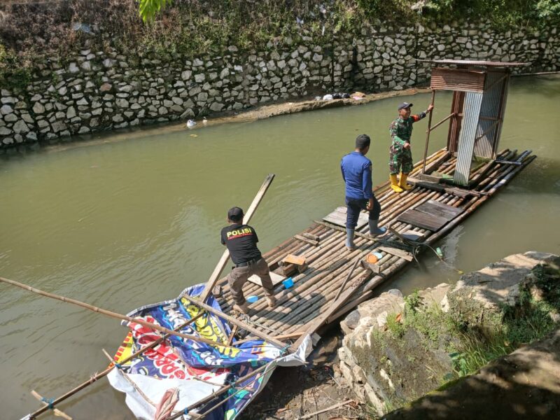 Foto : Kegiatan penertiban jamban apung yang berada di aliran Sungai Barabai